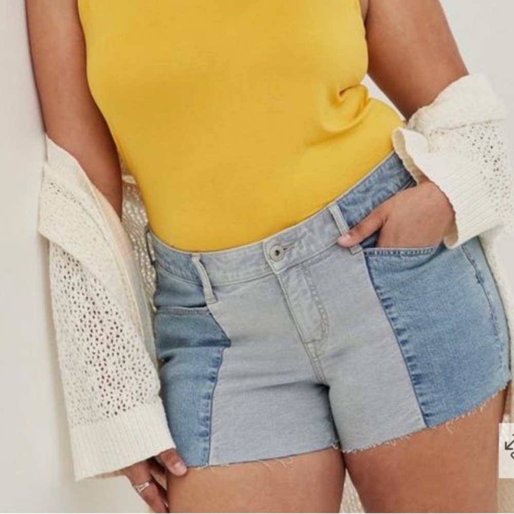 BNWT TORRID 18 Ripped Two-Tone Denim Women Shorts